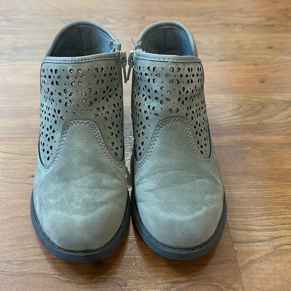 Oshkosh toddler boots in size 11.